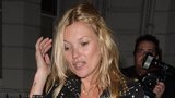 Namol opilou Kate Moss vyvedli z letadla: Kalila vodku ze zavazadla a nadávala pilotovi