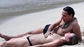 Kate Moss si užívala erotickou masáž na pláži 