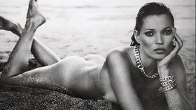 Britská topmodelka Kate Moss se tentokrát nechala nafotit nahá na pláži. A konečně se svou postavou spokojená.