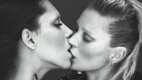 Modelka Kate Moss se objeví na titulce časopisu "Love," kde se líbá s transexuální modelkou Leou T.