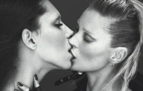 Kate Moss se líbá s transexuálem!