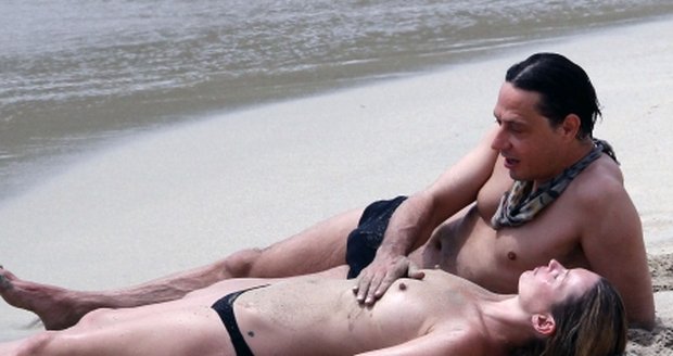 Kate Moss si užívala erotické masáže na pláži od svého přítele Jamieho.