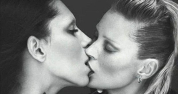 Modelka Kate Moss se objeví na titulce časopisu "Love," kde se líbá s transexuální modelkou Leou T.
