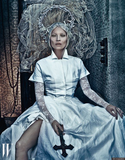 Kate Moss se stylizovala do role anděla i démona