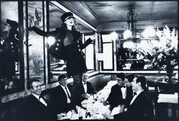 Arthur Elgort  “Kate Moss v Café Lipp, italský Vogue”, 1993.