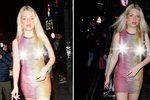 Hanbatá sestra Kate Mossové (47) Lotttie (23): Na párty v průhledných šatech! A bez podprsenky