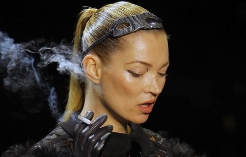 Kate Moss: Zkouší hypnózu, aby se odnaučila kouřit! 