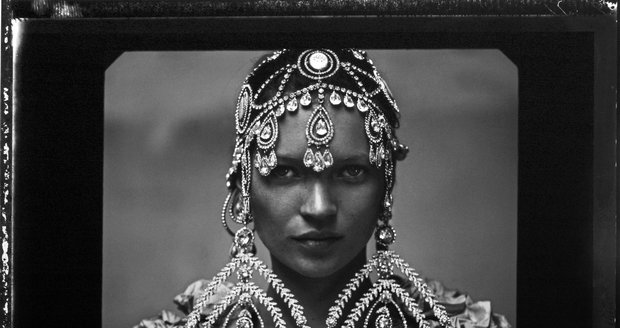 Anne Leibovitz vyfotila Kate Moss pro American Vogue s mohutnými indickými šperky.
