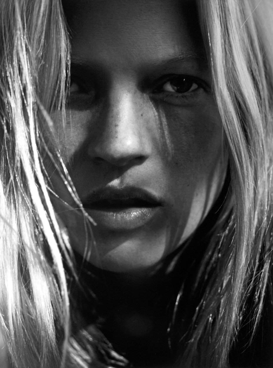 Modelka Kate Moss vybrala několik svých oblíbených fotografií a mezi nimi i několik velmi odvážných.