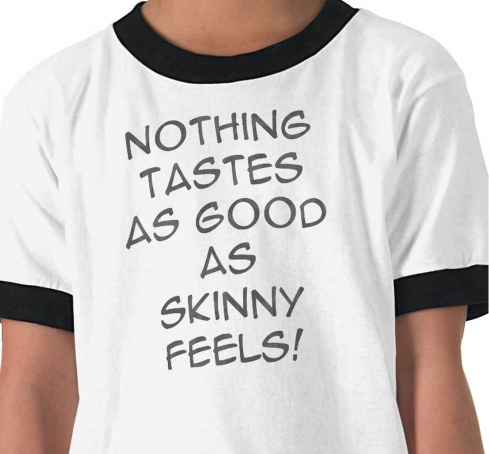 Pobouření lékařů vyvolala i trička s nápisem: Nic nechitná tak, jako pocit štíhlosti. Životním mottem modelky Kate Moss.