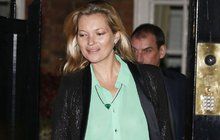 Kate Moss si prostě nedá pokoj: Zase bez ... !