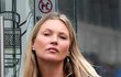 Kate Moss překvapila výrazně omlazenou tváří