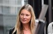 Kate Moss překvapila výrazně omlazenou tváří