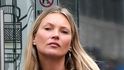 Kate Moss překvapila výrazně omlazenou tváří