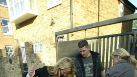 Topmodelka Kate Moss neudržela nervy na uzdě a rozšlapala fotografovi jeho objektiv. Vše se odehrálo na rušné ulici v Londýně 25.5. 2006