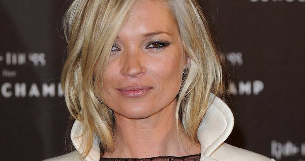 Co se šedinami: Je možné jim předejít? Kate Moss si dokonce nechala do vlasů udělat od kadeřníků falešné šediny.