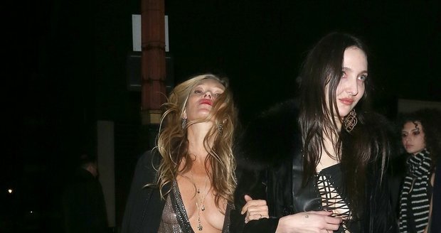 Modelka Kate Moss neuhlídala dekolt.