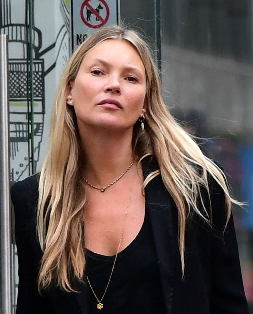 Kate Moss překvapila výrazně omlazenou tváří