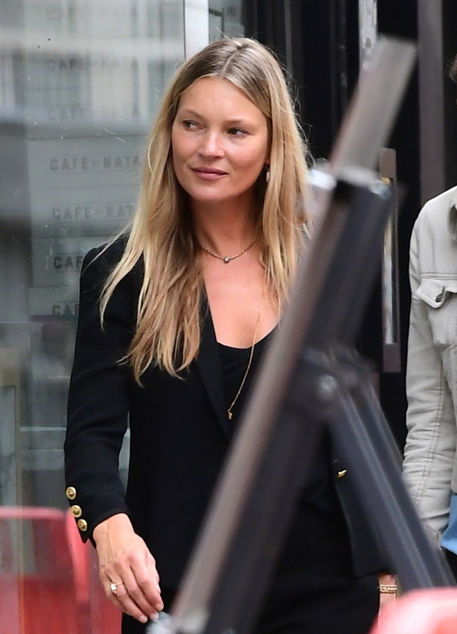 Kate Moss překvapila výrazně omlazenou tváří