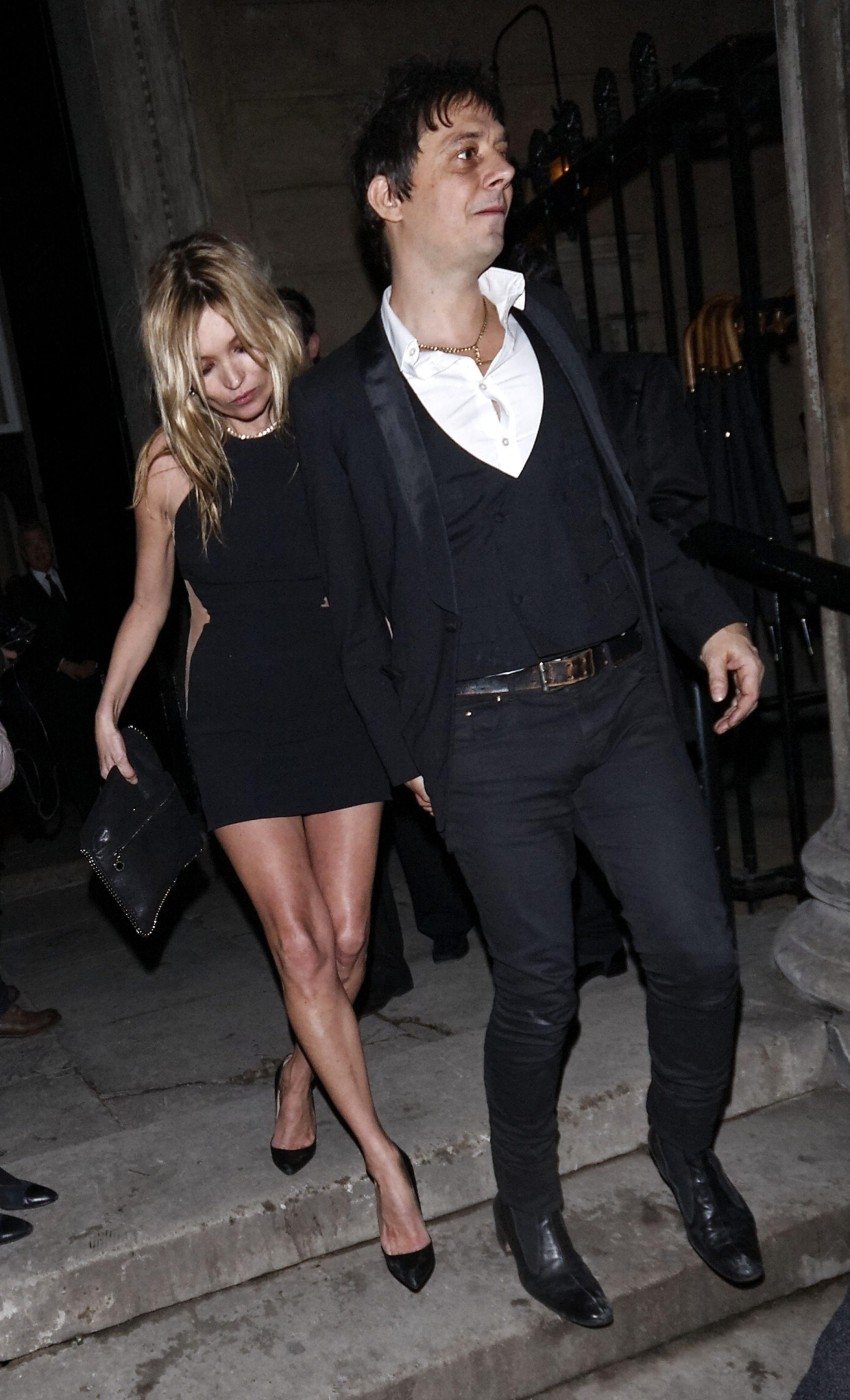 Kate Moss byla na večírku s manželem Jamiem Hincem