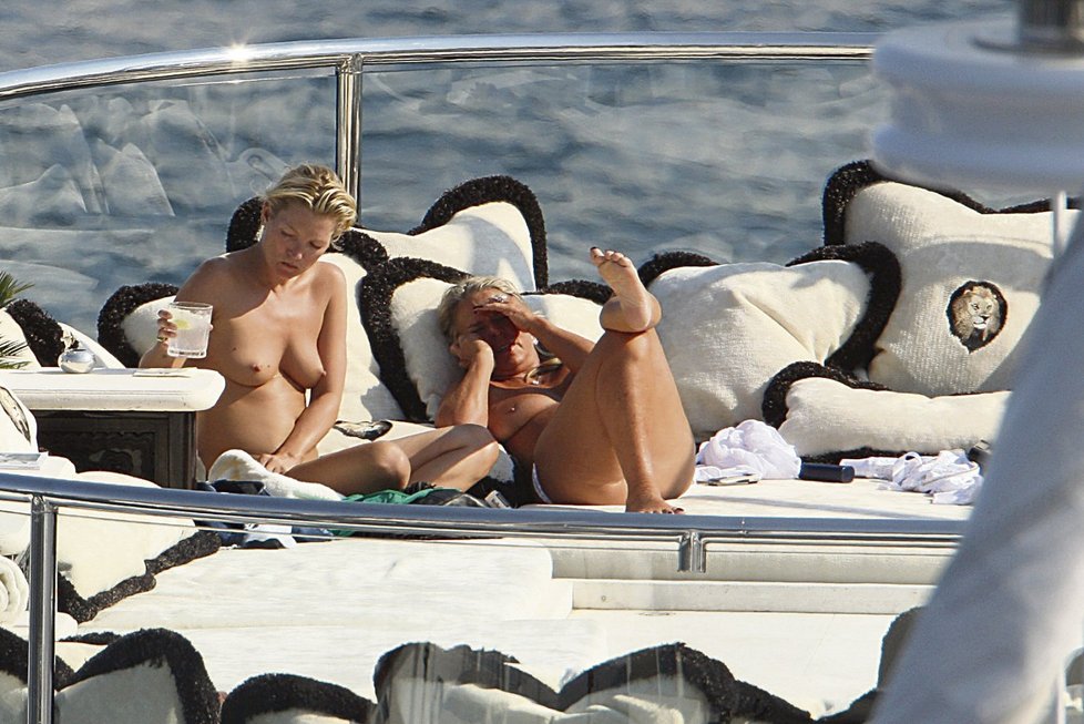 Kate Moss se na jachtě pořádně uvolnila.