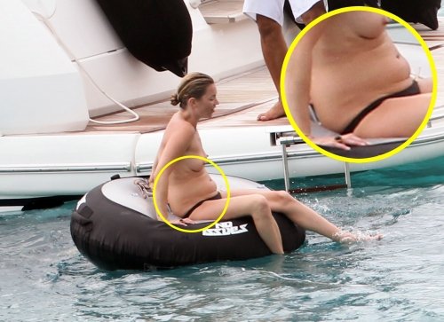Topmodelka Kate Moss si řekla, že už kašle na přísné diety! Fotografové ji přistihli jak se polonahá válí na kruhu a koupe v moři.. Její povislé bříško se tak prostě nedalo skrýt.. U Kate, jinak ultra vyhublé, je tohle opravdu šokující fotka!