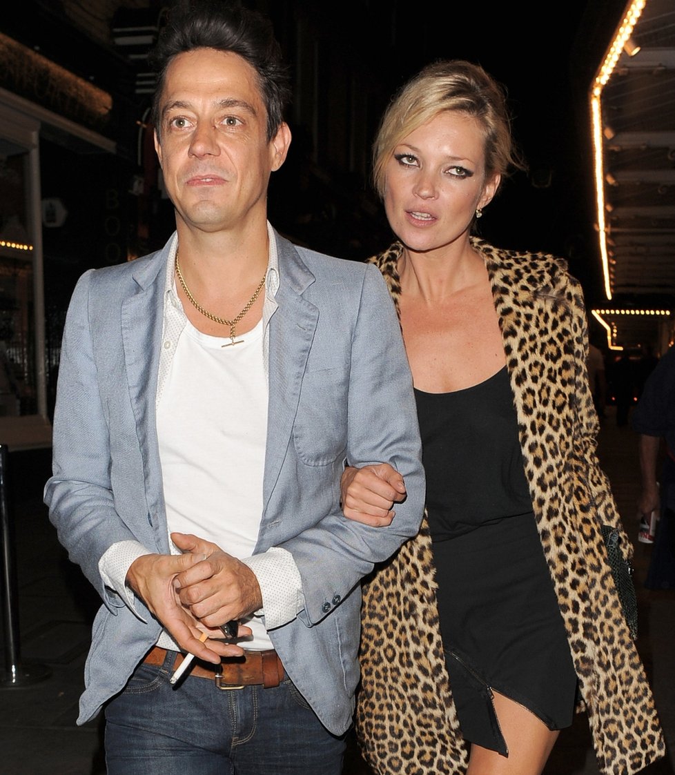 Po měsících dohadů vyšla konečně najevo oficiální zpráva, že se Kate Moss a její partner Jamie Hince zasnoubili. Svatba se chystá na začátek července tohoto roku. Co tomu asi řekne zdrcený ex partner Pete Doherty?