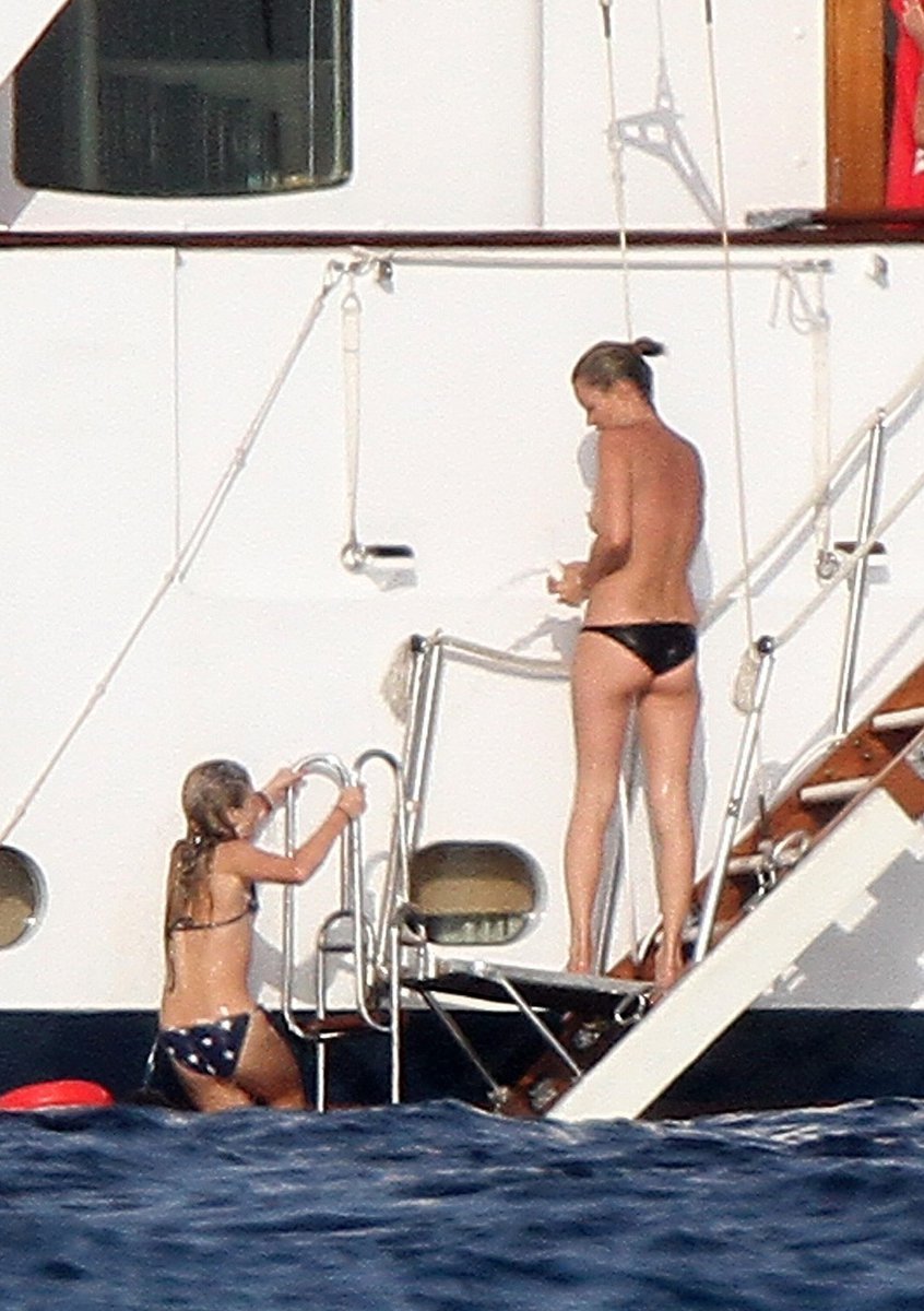 Kate Moss je na jachtě se svou dcerou a novomanželem Jamiem Hincem
