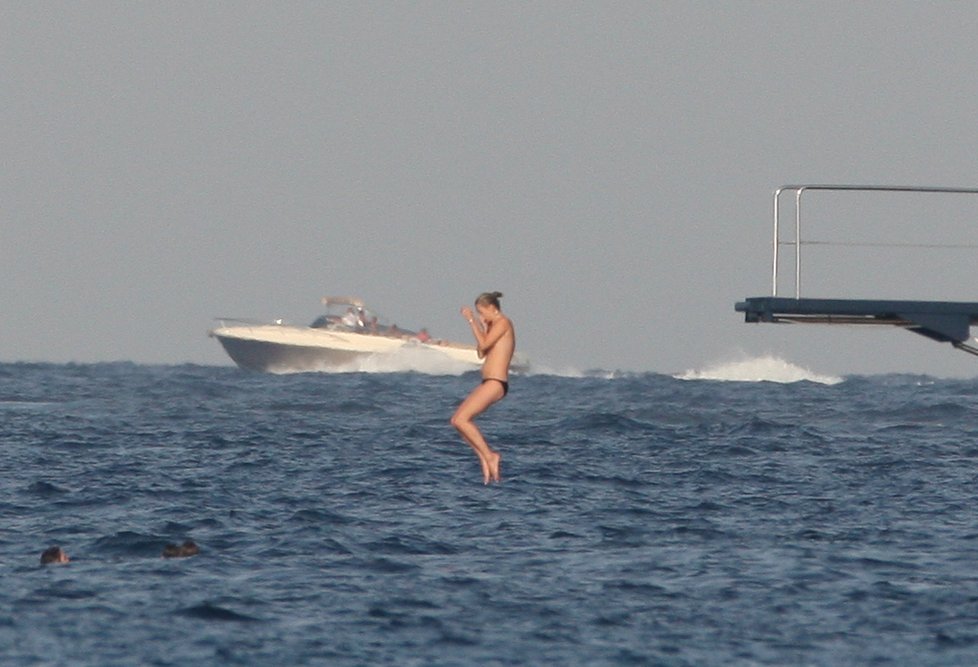 Kate Moss se skoků do moře nebojí...