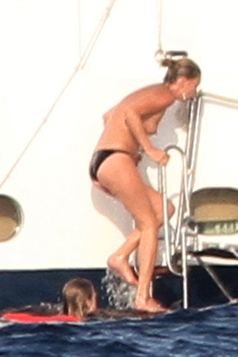 Kate Moss po ukázkovém skoku do vody vylézá zpět na jachtu