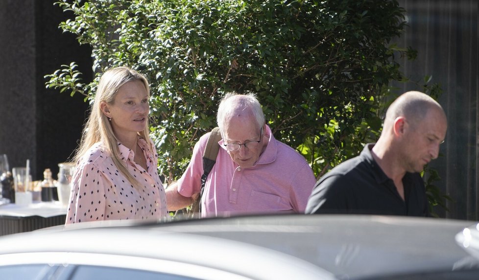 Nenalíčená Kate Moss zašla s otcem a bratrem do restaurace