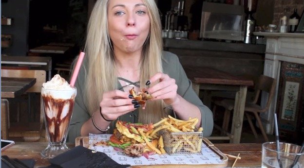 Kate spořádala skoro kilový burger, košík hranolků a obří milkshake. To vše pod deset minut.