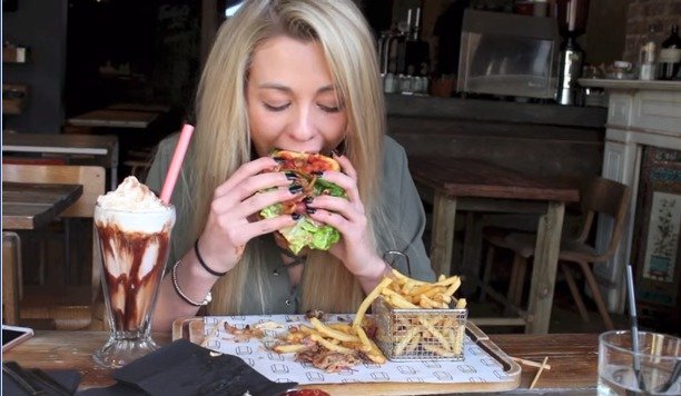 Kate spořádala skoro kilový burger, košík hranolků a obří milkshake. To vše pod deset minut.