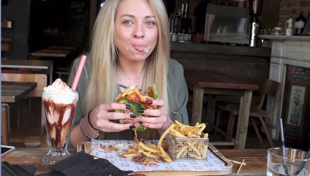 Kate spořádala skoro kilový burger, košík hranolků a obří milkshake. To vše pod deset minut.