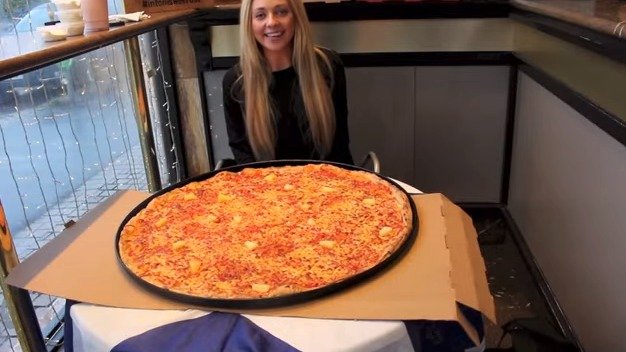 Kate při pokusu pokořit největší skotskou pizzu.