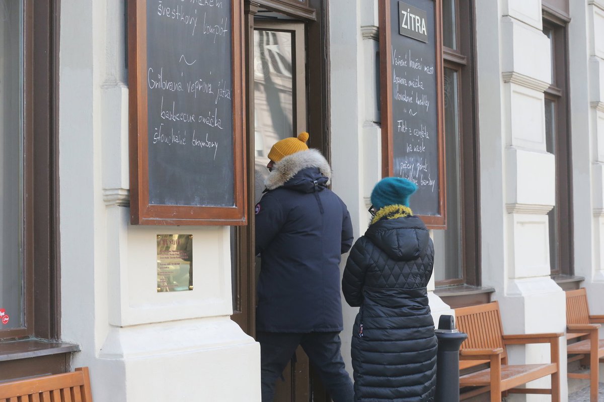 Ostře sledované hrdličky si vyrazily na obídek v centru Prahy.