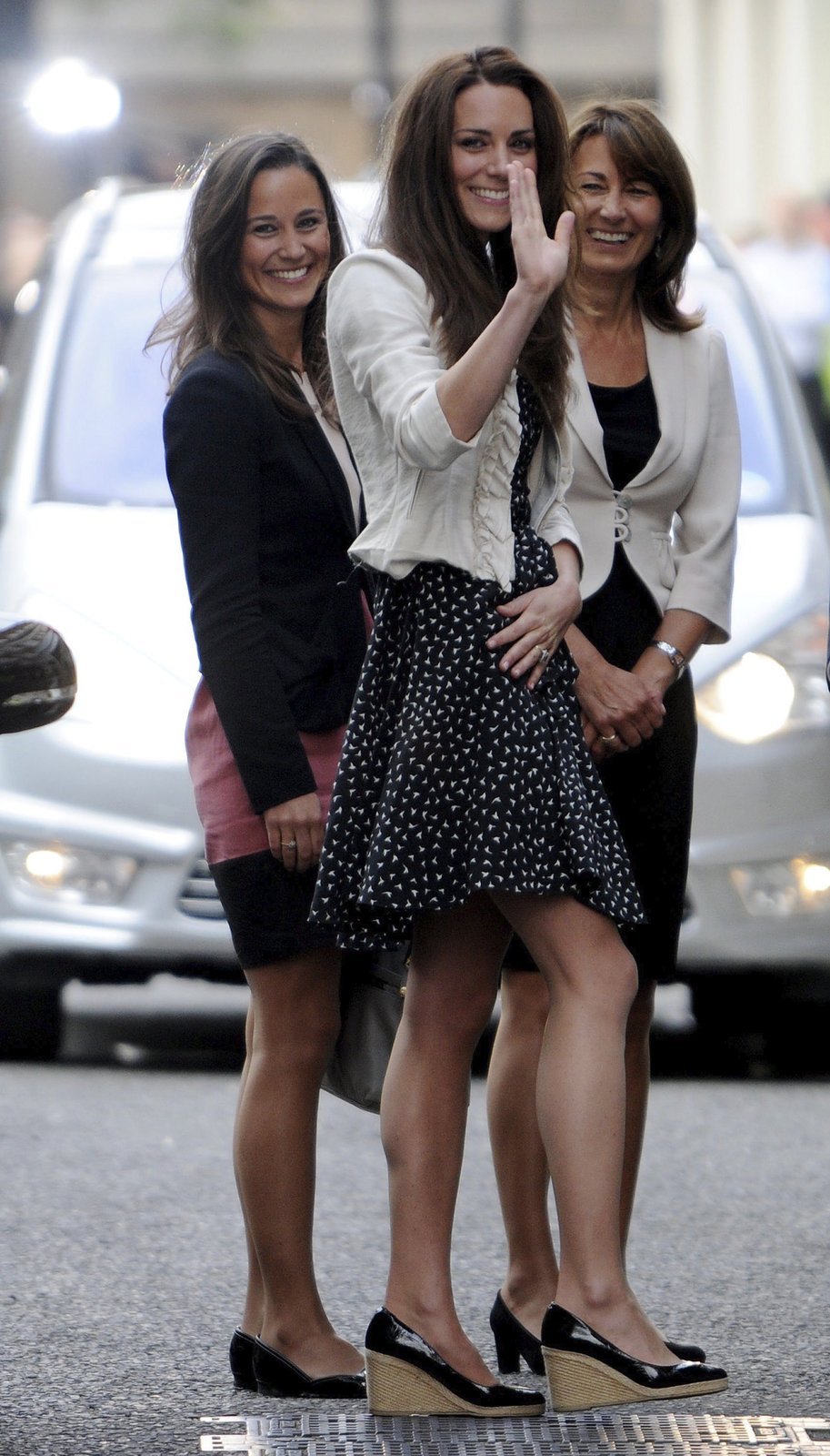 Kate Middleton s matkou Carole a sestrou Pippou.