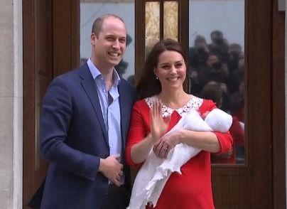 Vévodkyně Kate ukázala novorozeného prince.