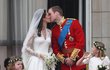 Slavný novomanželský polibek prince Williama a vévodkyně Kate.