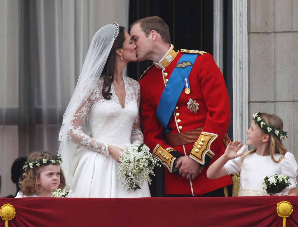 Slavný novomanželský polibek prince Williama a vévodkyně Kate.