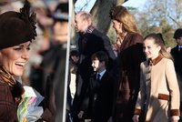 Vánoční tradice královské rodiny: Rozzářená Kate i něžné gesto Charlotte