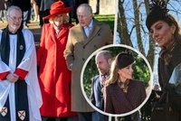 Tradiční vánoční bohoslužba: Královna v červeném a úsměvy Kate. A co vzkázal Karel III. v projevu?