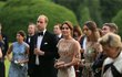 Princ William a Kate byli s manželi Sarah Rose Hanburyovou  a Davidem Cholmondeleym blízcími přáteli. 