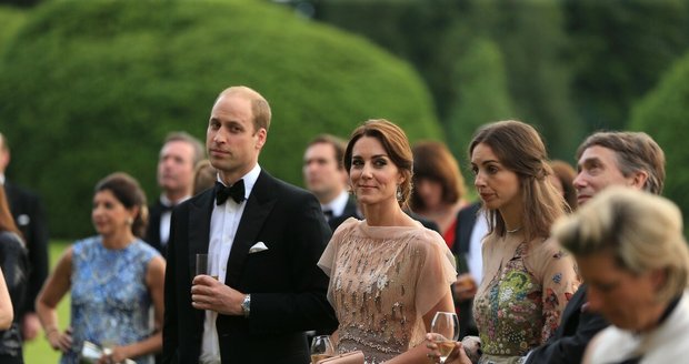 Princ William a Kate byli s manželi Sarah Rose Hanburyovou  a Davidem Cholmondeleym blízcími přáteli.
