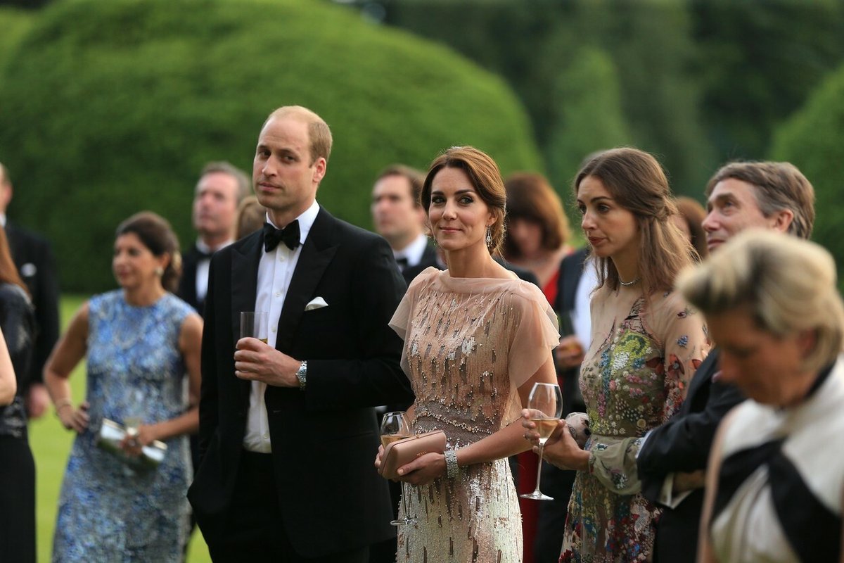 Princ William a Kate byli s manželi Sarah Rose Hanburyovou  a Davidem Cholmondeleym blízcími přáteli. 