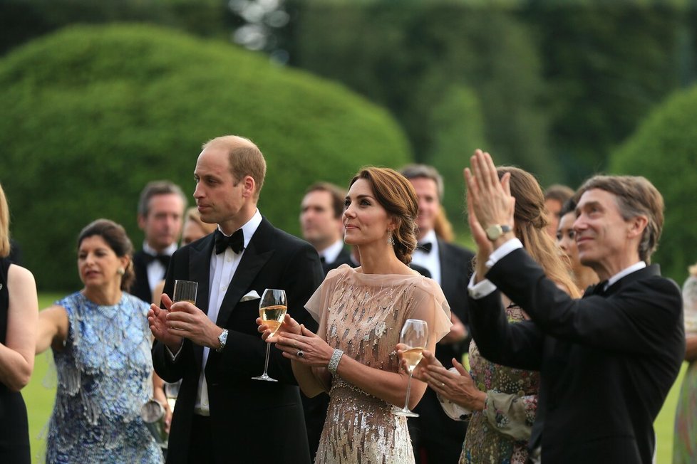 Princ William a Kate byli s manželi Sarah Rose Hanburyovou  a Davidem Cholmondeleym blízcími přáteli.