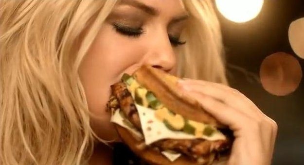 Kate se do sendviče zakousne, i když jsou v něm pálivé papričky