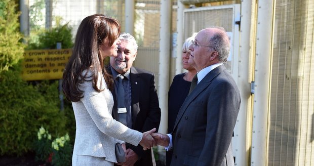 Vévodkyně Kate při návštěvě ženské věznice a zařízení pro drogově závislé.