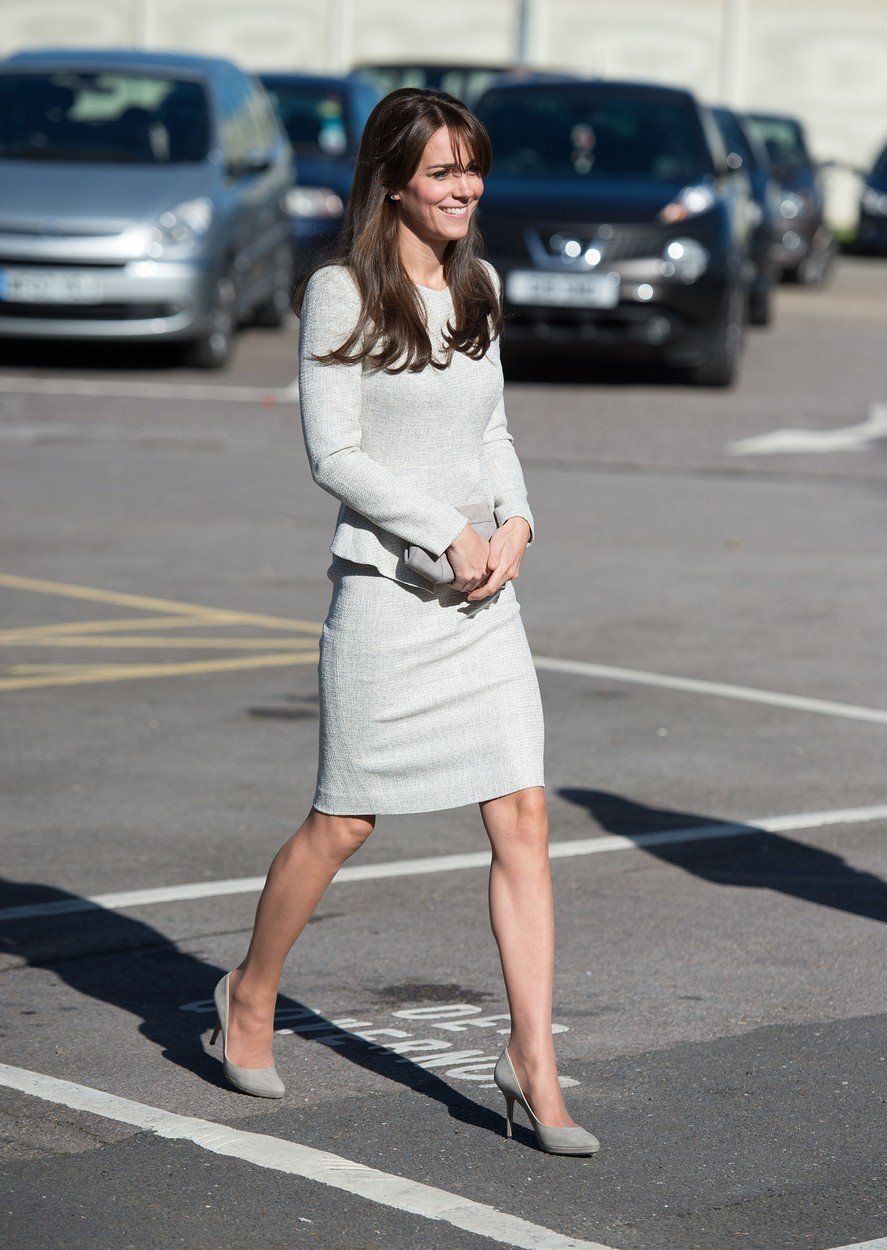 Vévodkyně Kate měla na sobě šedý kostýmek.