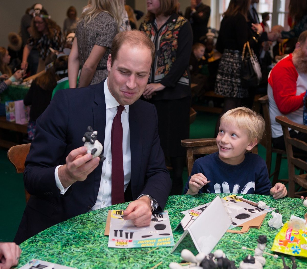 Vévodkyně Kate a královští bratři William a Harry se zúčastnili charitativní akce s dětmi u příležitosti premiéry nového filmu o ovečce Shaun.